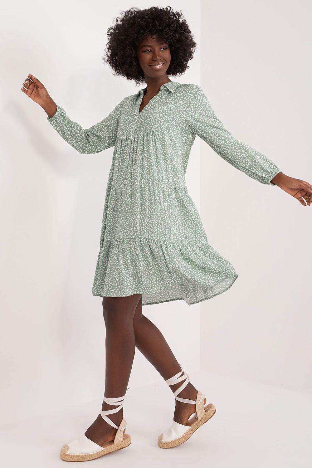 Green daydress with V-neck, long sleeves and tiered hem
