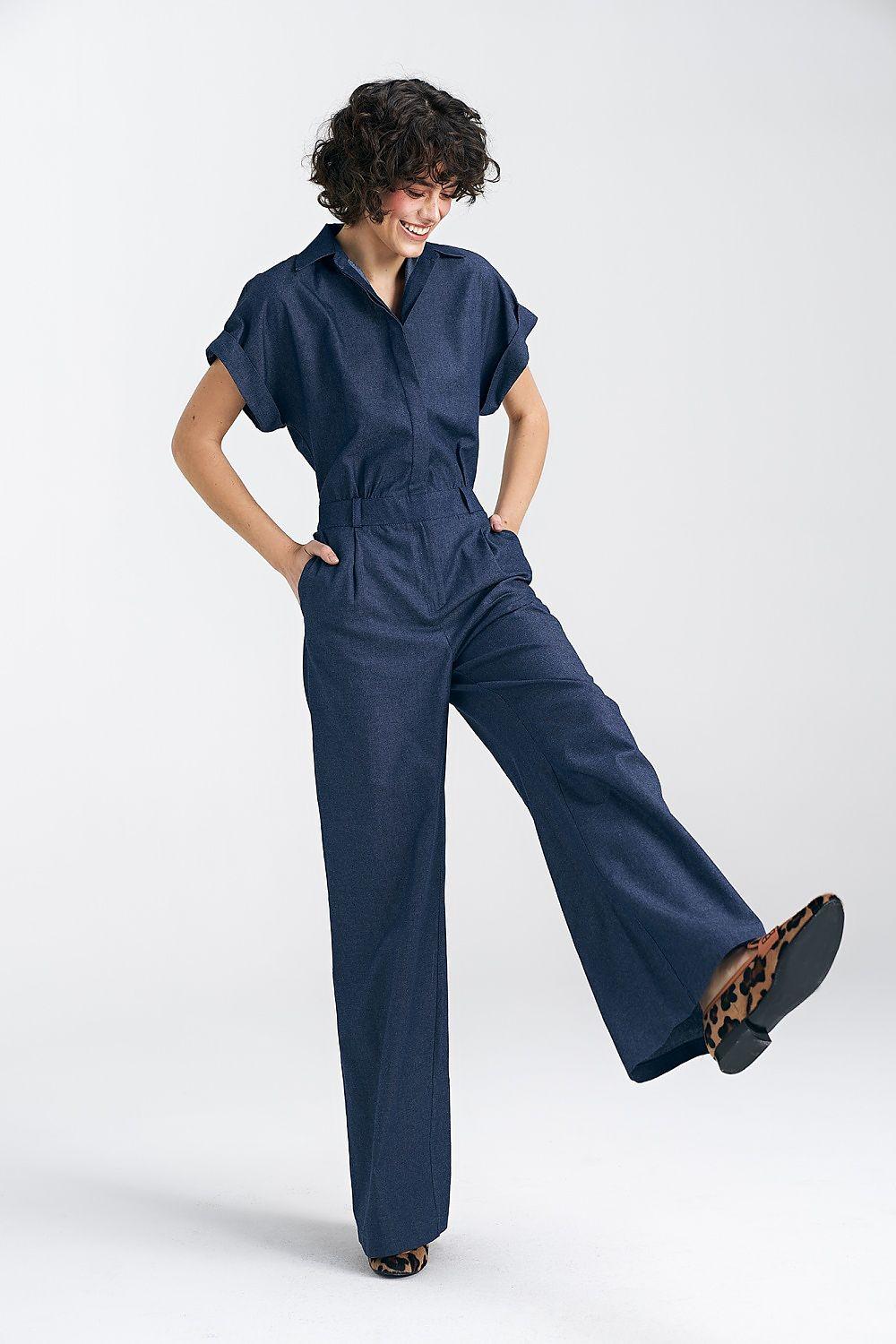 Nife dark blue jumpsuit with V-neck, short sleeves, elastic waist and flared wide legs