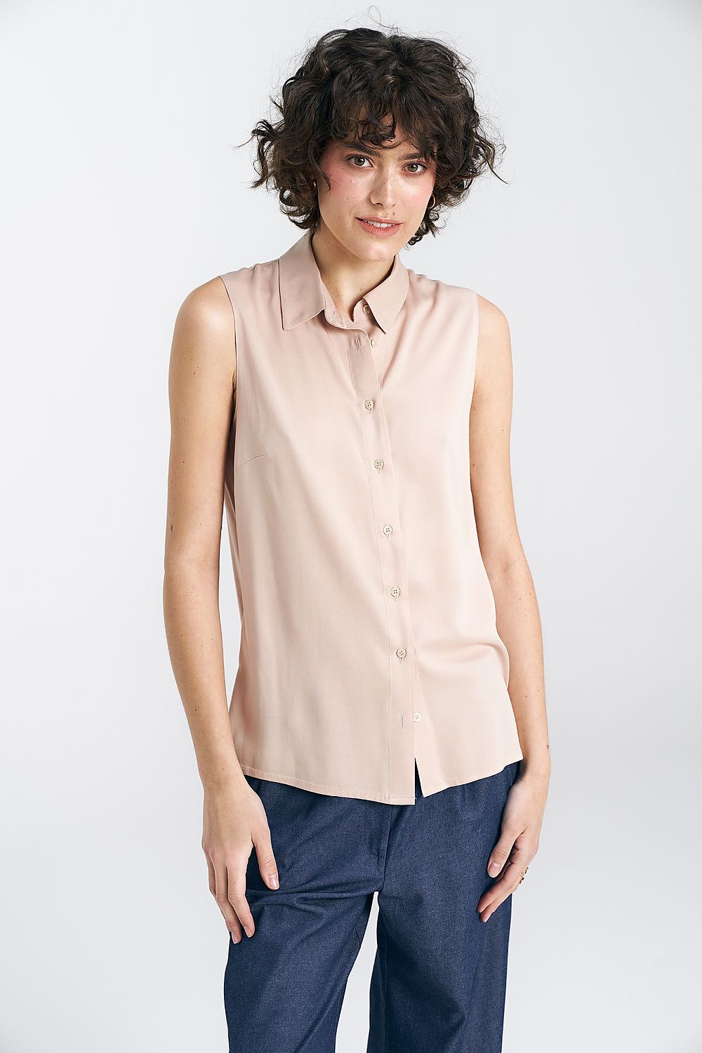 Beige sleeveless viscose shirt with classic collar and button-front