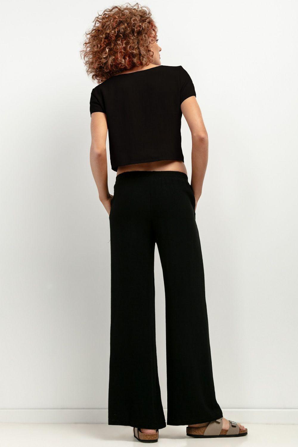 Black back-view cropped short-sleeve blouse with crew neckline