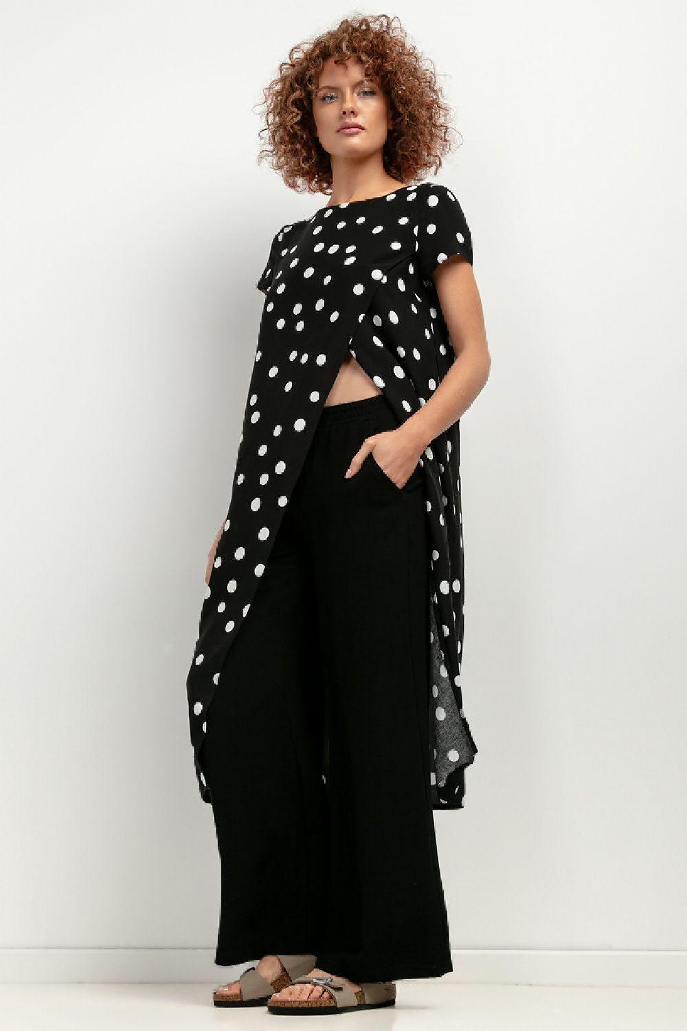 Black polka-dot tunic with short sleeves, draped fabric and high side slit