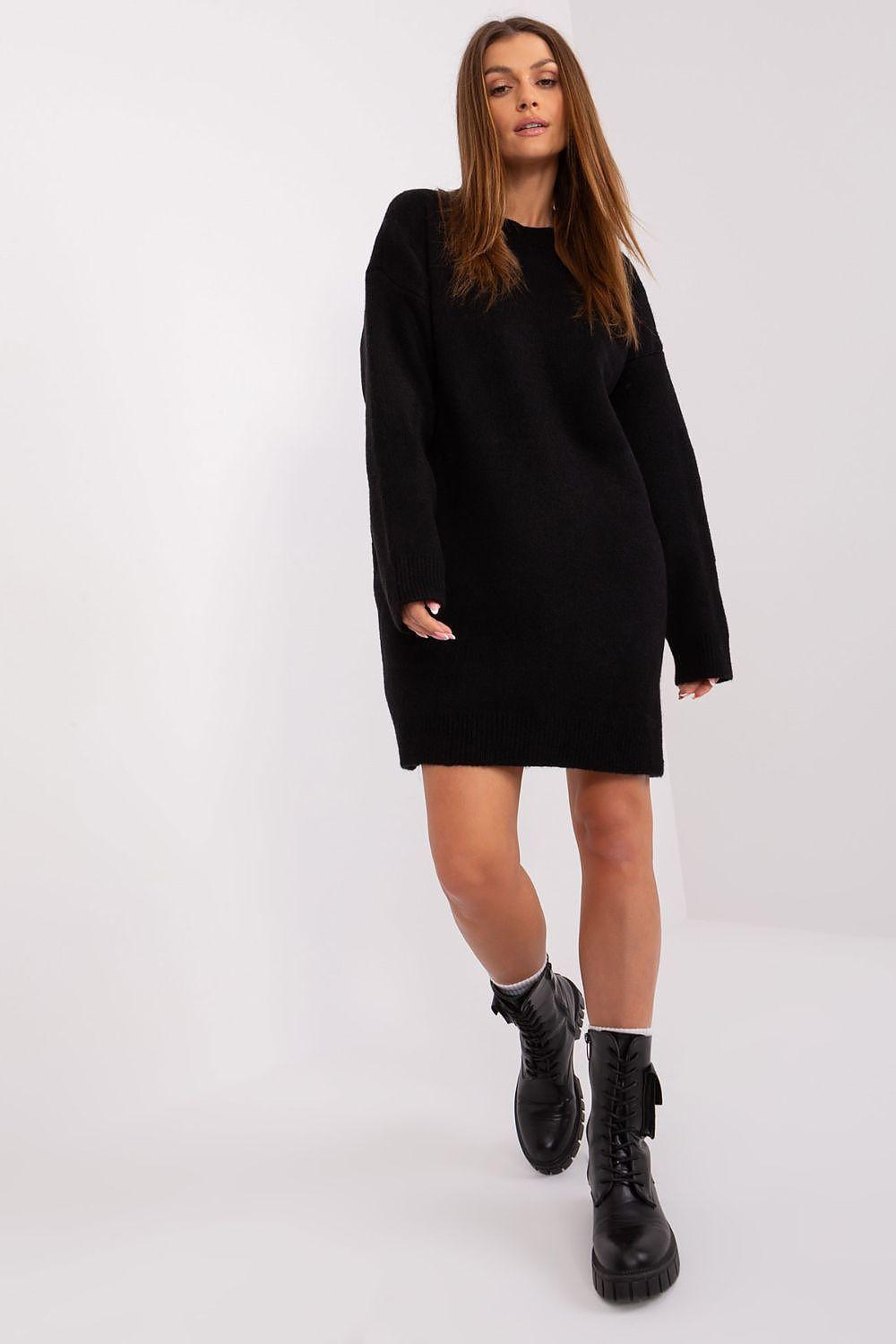 Black knit daydress with crew neck and long sleeves, ribbed hem