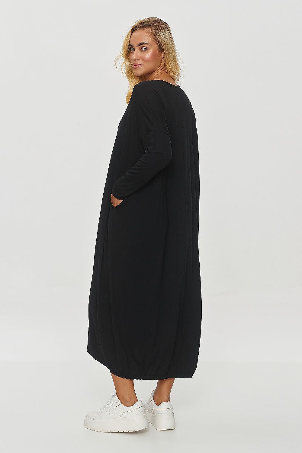 Makadamia viscose daydress, oversized black with long sleeves and round neck, side view