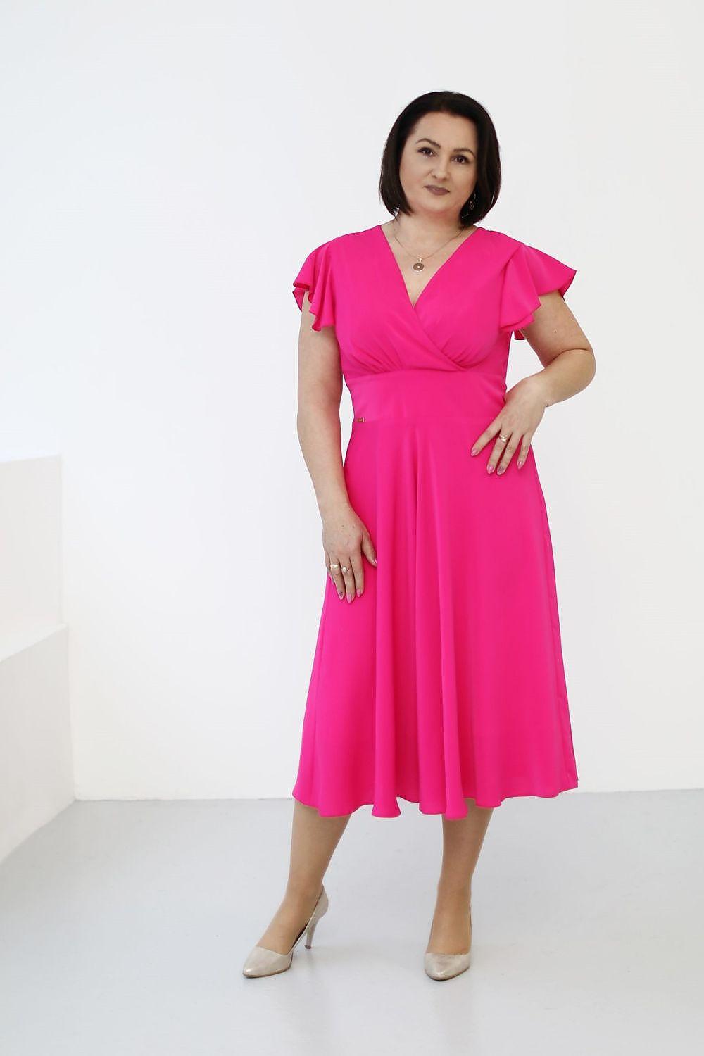 Pink cocktail dress with V-neck and short sleeves, wrap-style waist and flared skirt