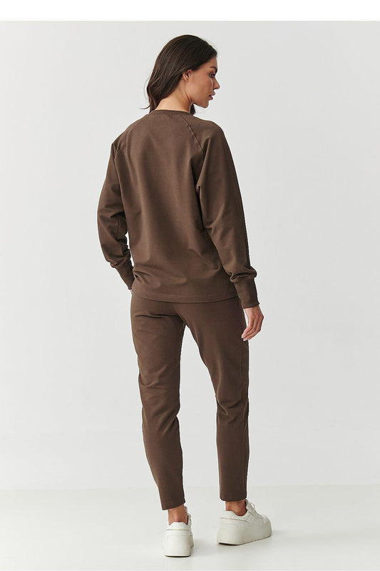 Makadamia set model 216942 in brown: back view of crewneck sweatshirt and jogger pants