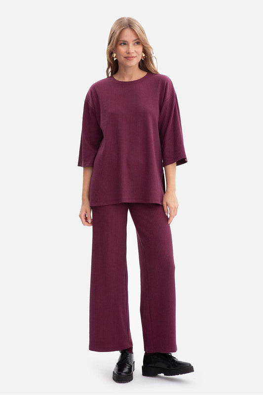 Ribbed oversized violet blouse with 3/4 sleeves, paired with wide-leg pants
