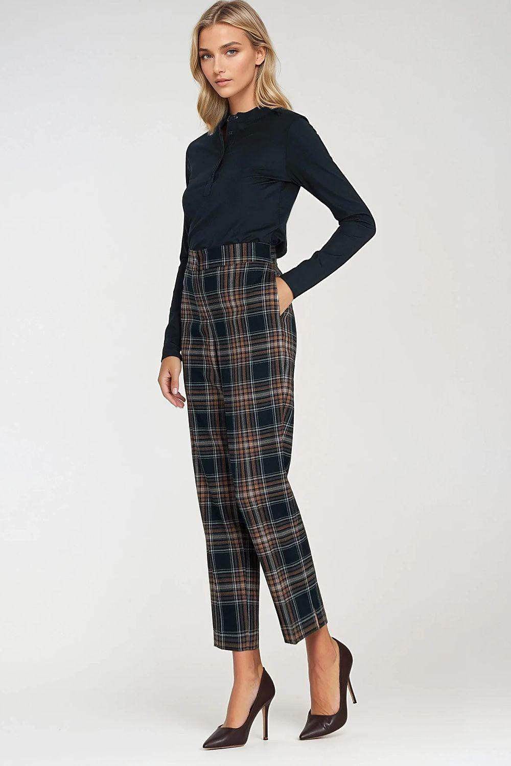 Women’s plaid trousers with side seam detail, button closure and ankle-length hem