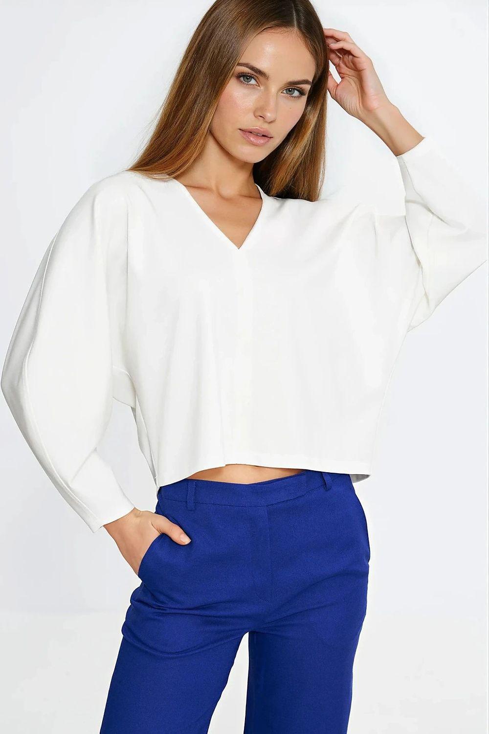 Oversize V-neck blouse in white with long sleeves and cropped hem