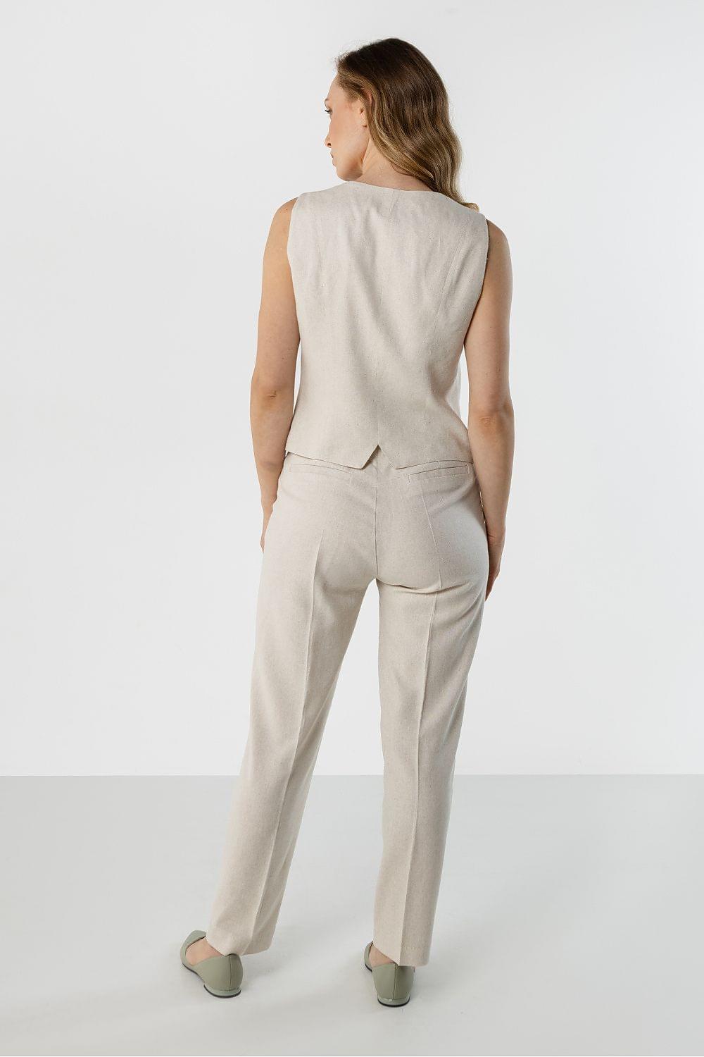 Beige women’s tapered trousers, slim fit, belt loops and back pockets.
