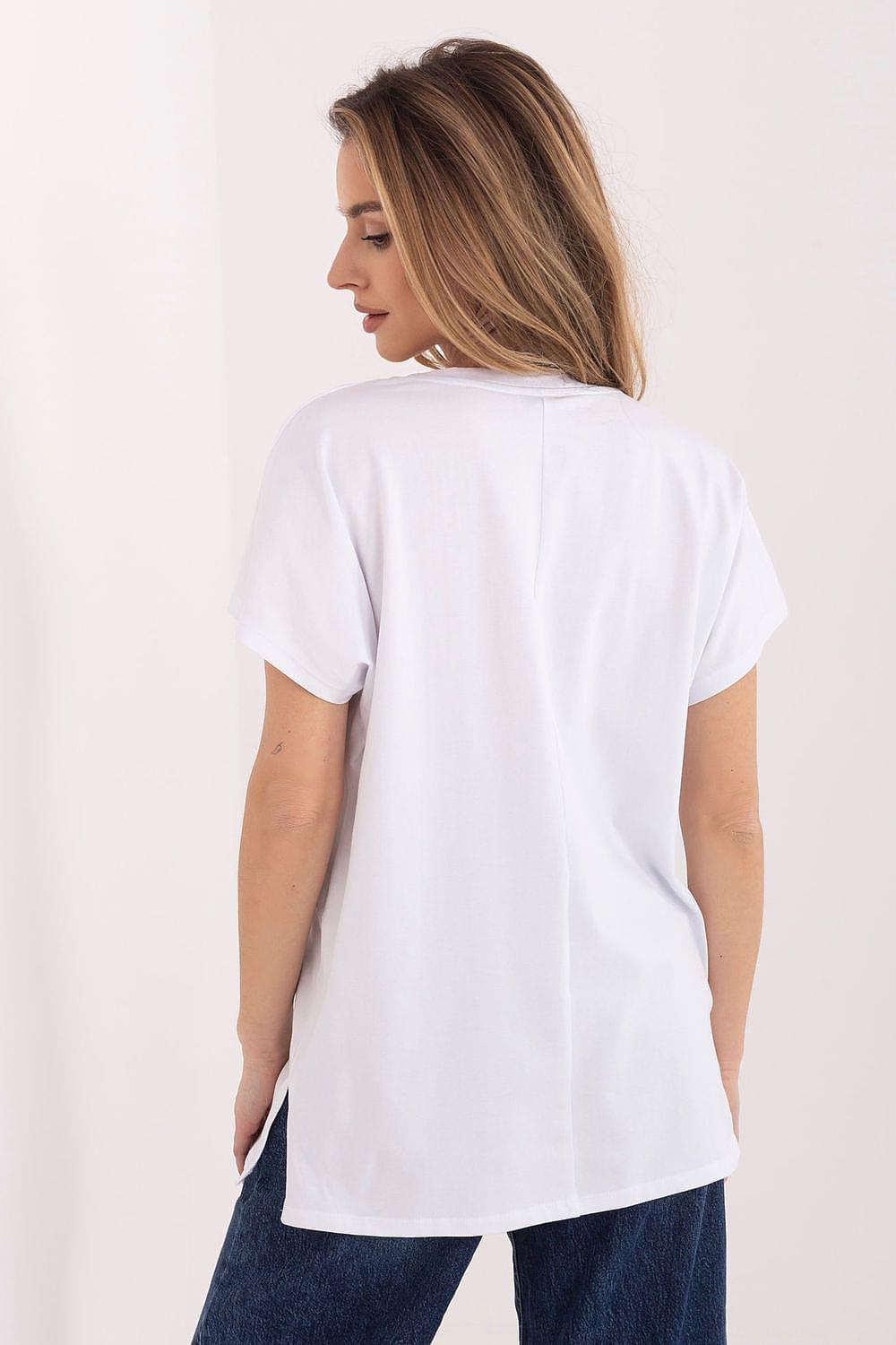 Relevance T-shirt in white with short sleeves, round neck; plain back