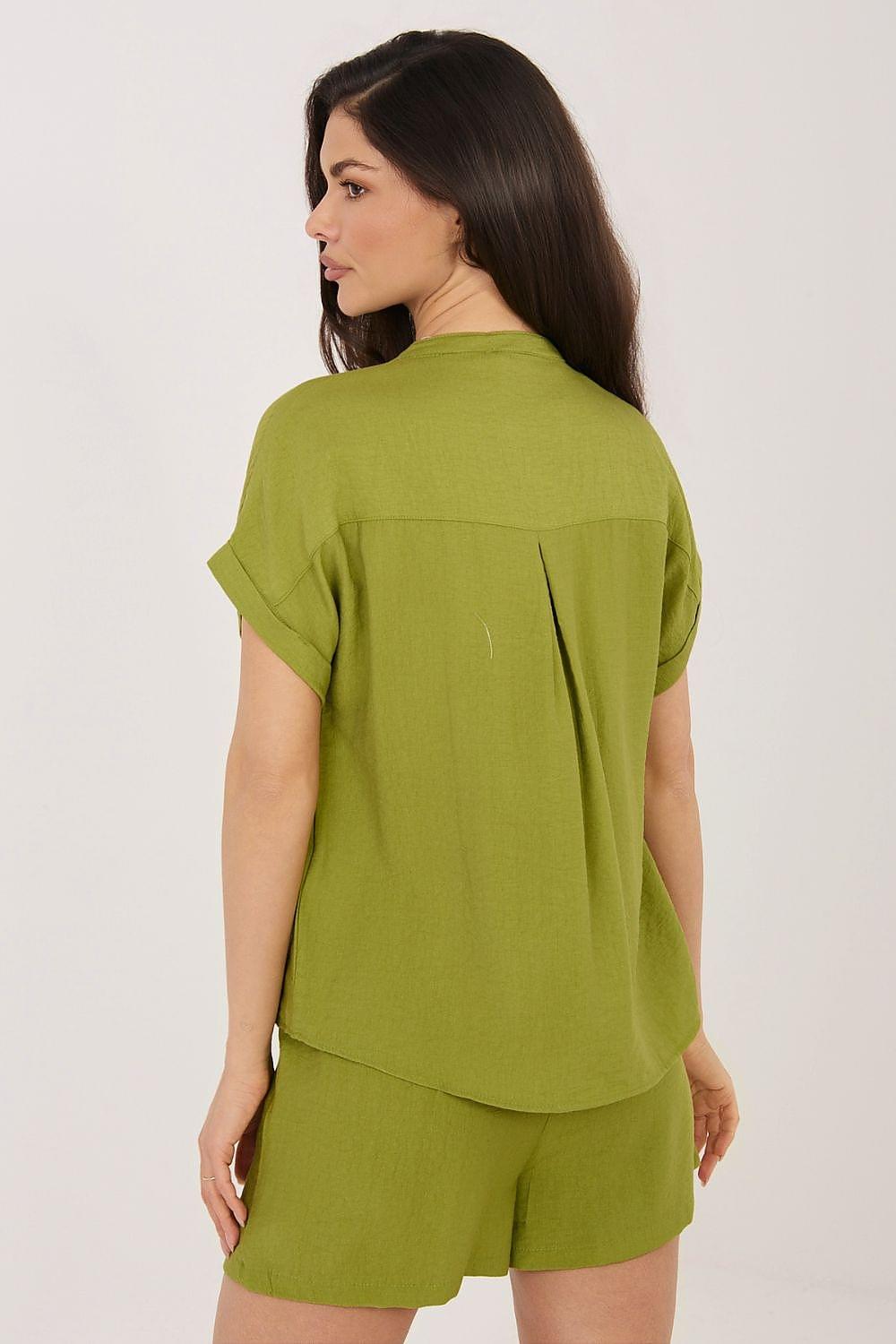 Green blouse with short sleeves and back yoke seam, relaxed fit