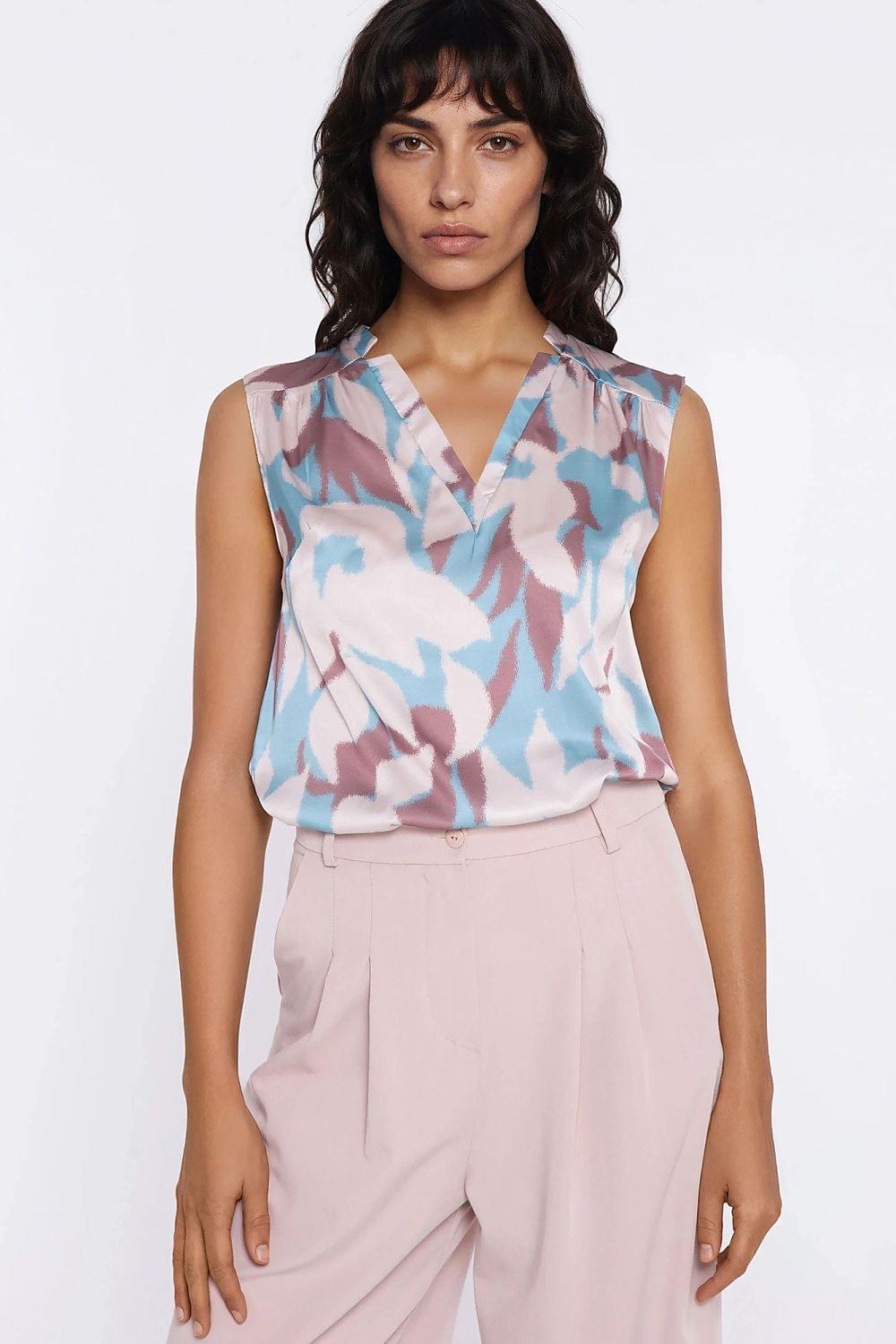 Nife blouse model 226428, sleeveless V-neck blouse in blue and pink floral print