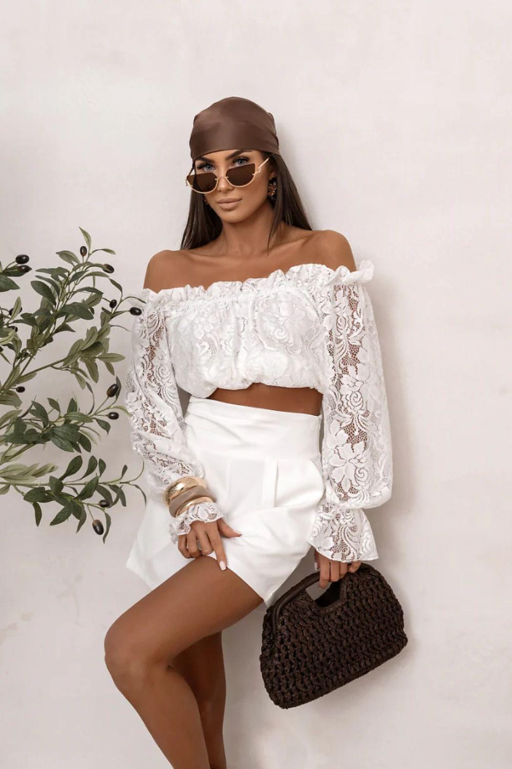 White high-waist shorts with pleated front, LaBalancia 227337 on model