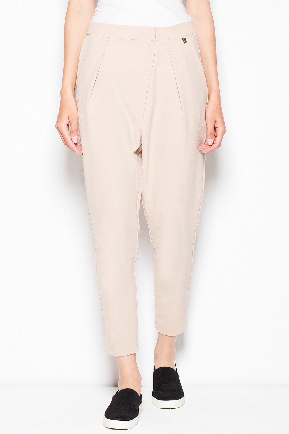 Beige tapered trousers with front pleats and ankle-length cuffs
