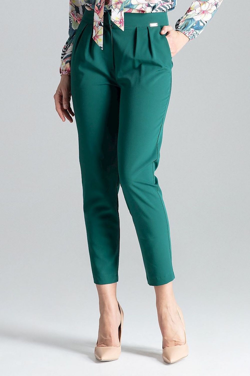 Green cigarette trousers, 7/8 length, tapered legs with crease