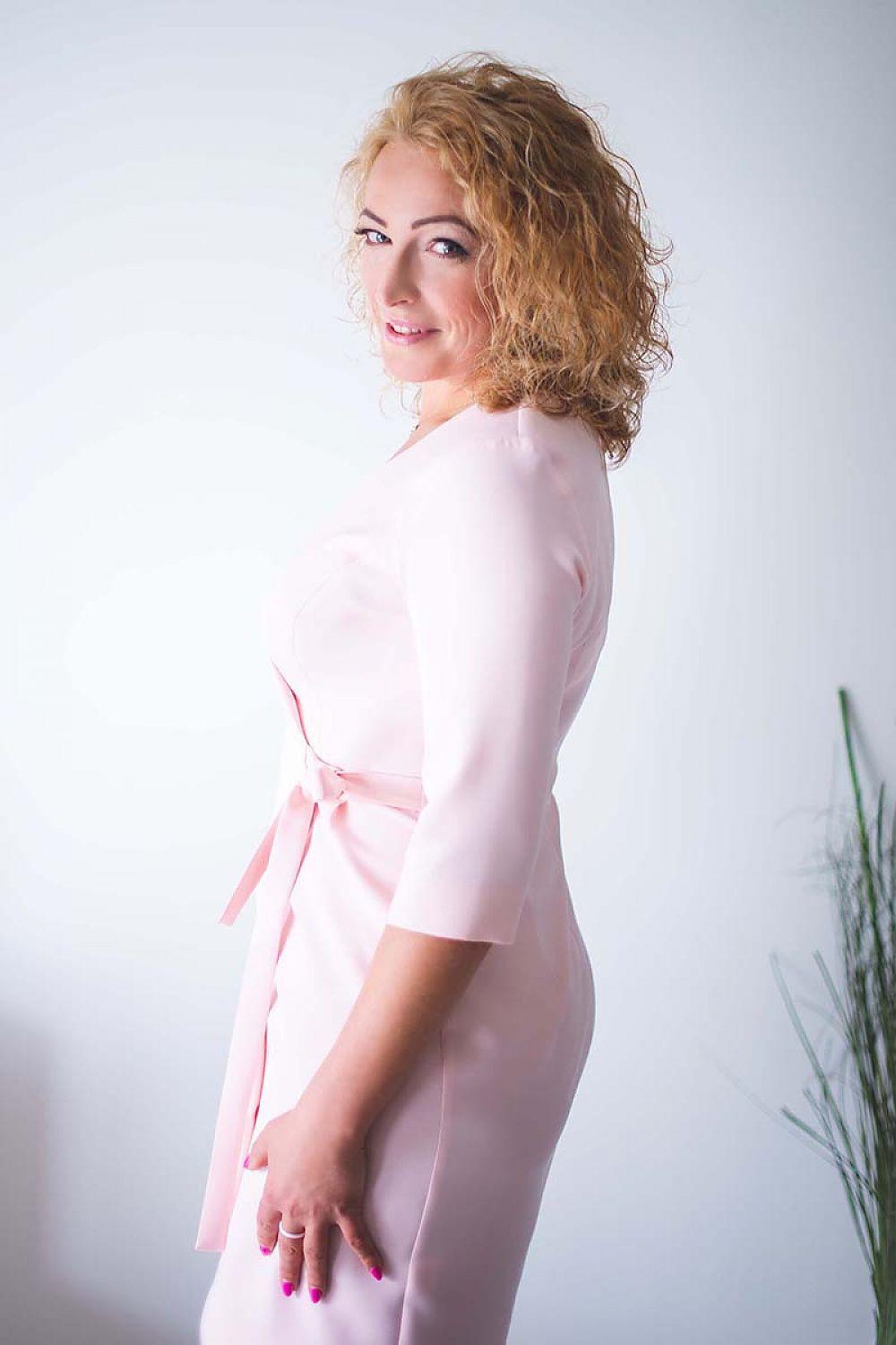 Pink day dress with V-neck and elbow-length sleeves, side tie waist, fitted shift cut