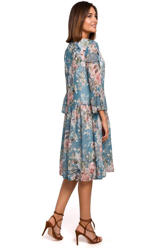 Floral daydress with V-neck and three-quarter sleeves, blue base with pink flowers, side