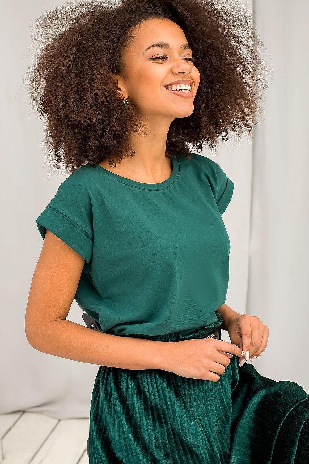 Green crew-neck short-sleeve T-shirt with smooth neckline