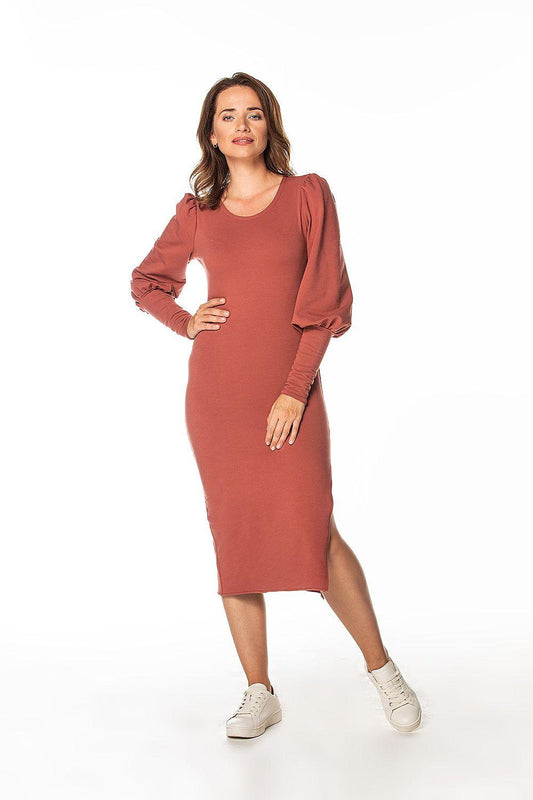 Brown midi daydress with crew neck and long sleeves, side slit.