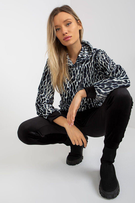 Leopard-print hoodie set with kangaroo pocket and black jogger pants