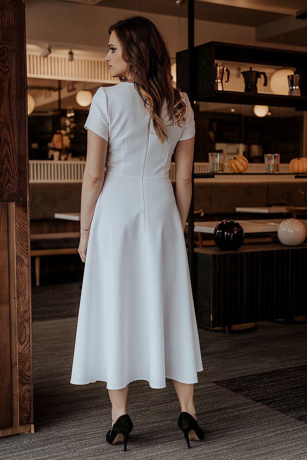 White daydress with short sleeves, round neck, fitted waist and flared midi skirt
