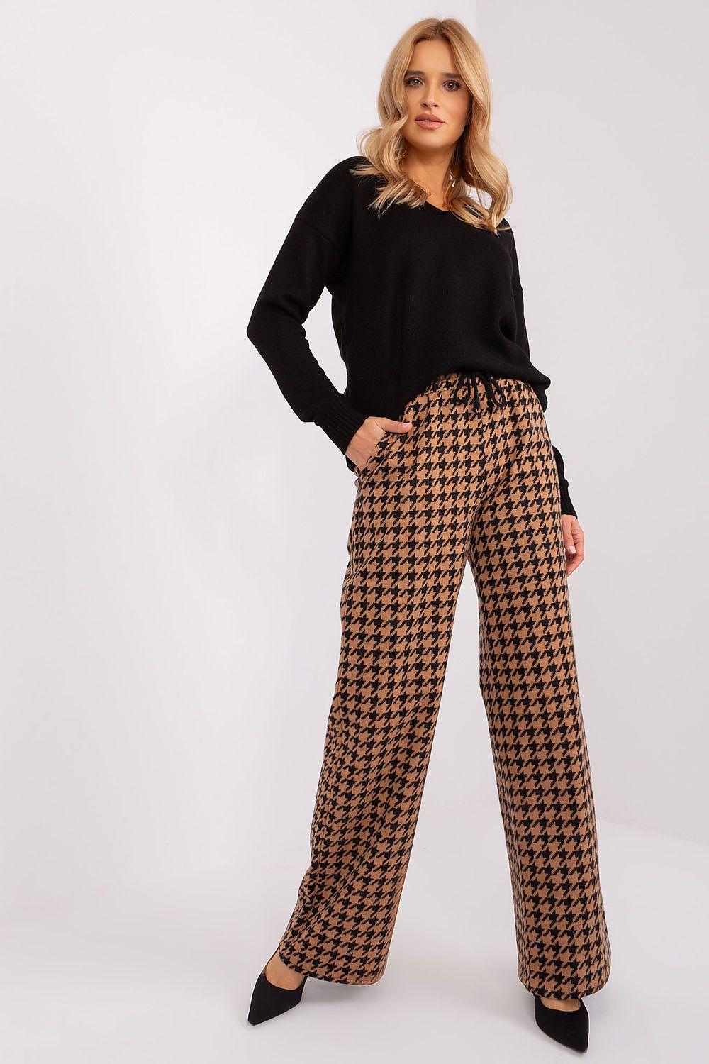 Women’s wide-leg trousers in brown houndstooth, high waist, side pockets