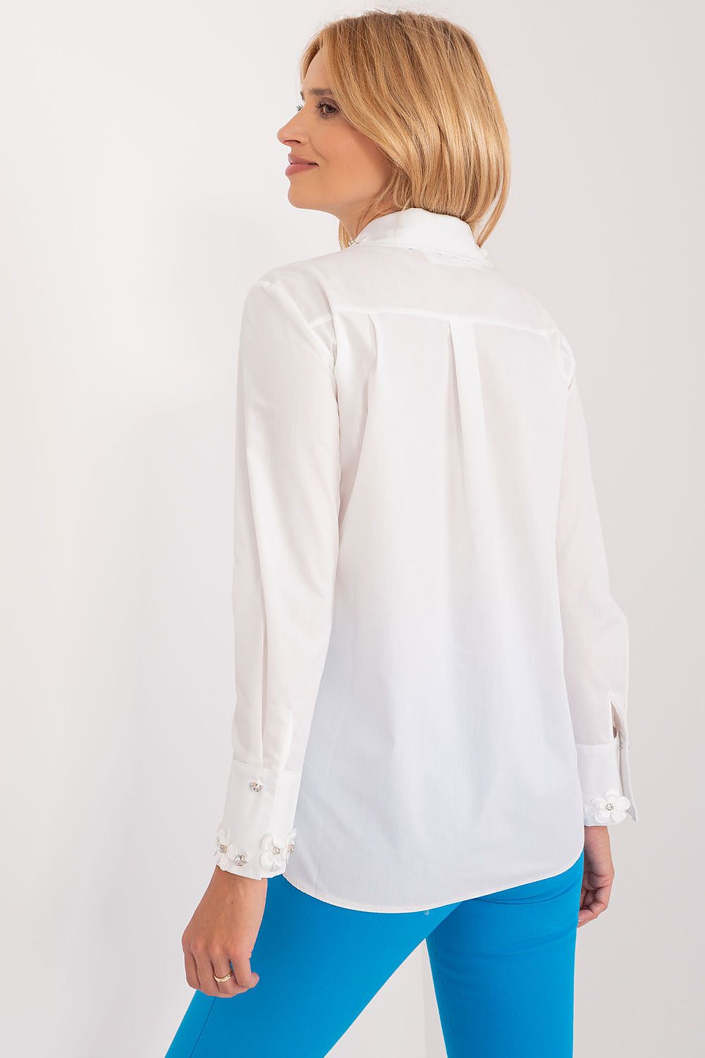 White long-sleeve cotton shirt with button closure and back pleat