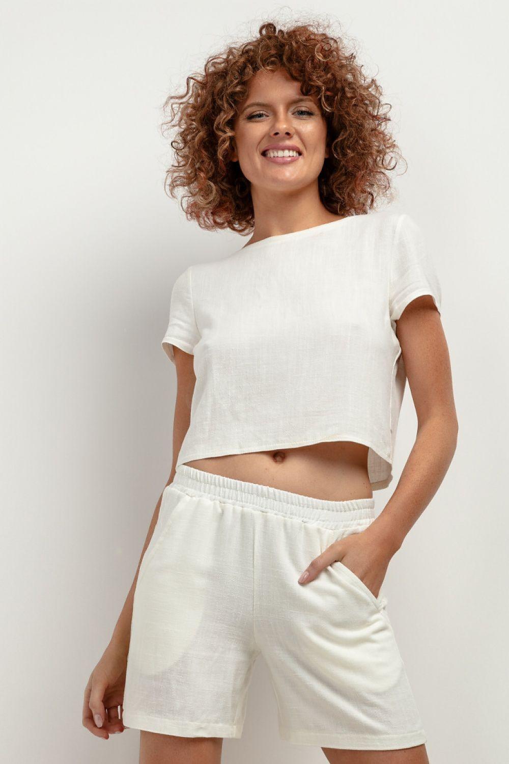 Tessita shorts in white, pull-on style with elastic waistband and above-knee length.