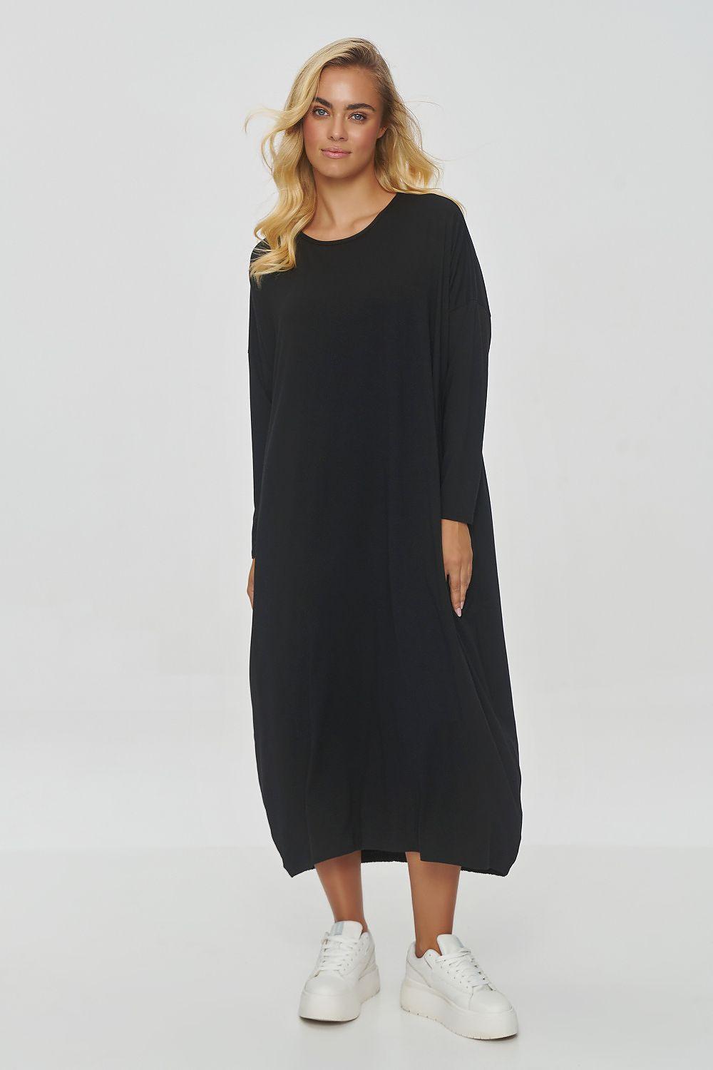 Makadamia viscose daydress, oversized black with round neck and long sleeves, front view