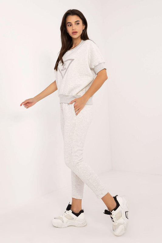Light grey sweatshirt and jogger set with round neckline and elastic cuffs