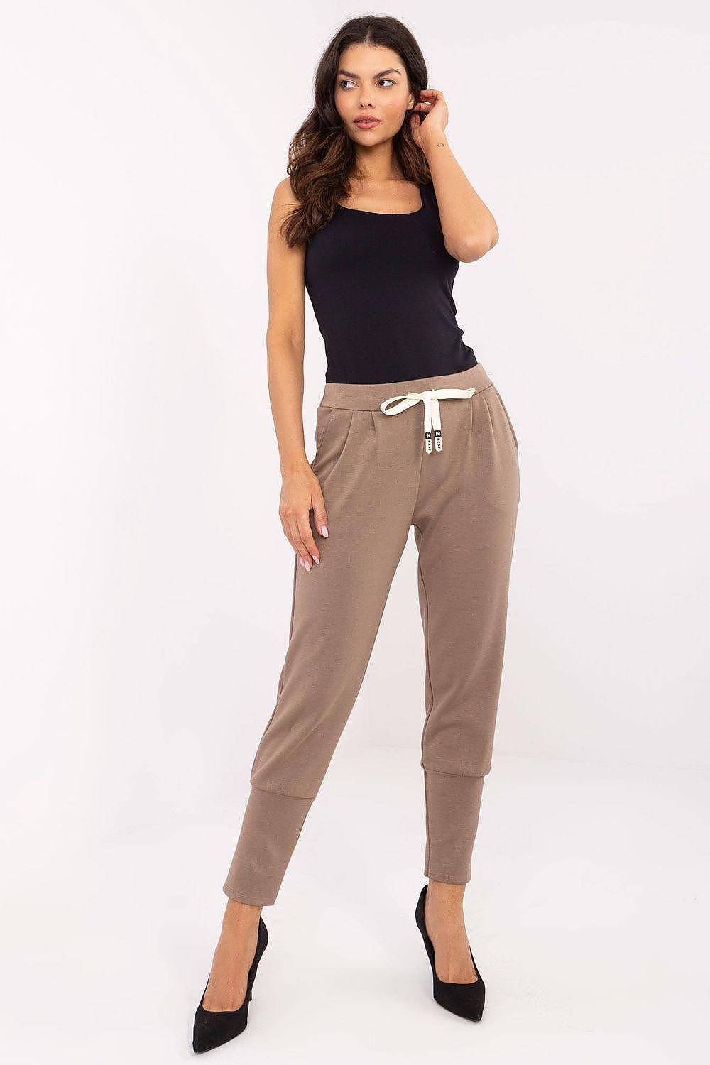 High-waist drawstring jogger trousers in brown with side pockets and cuffed hems