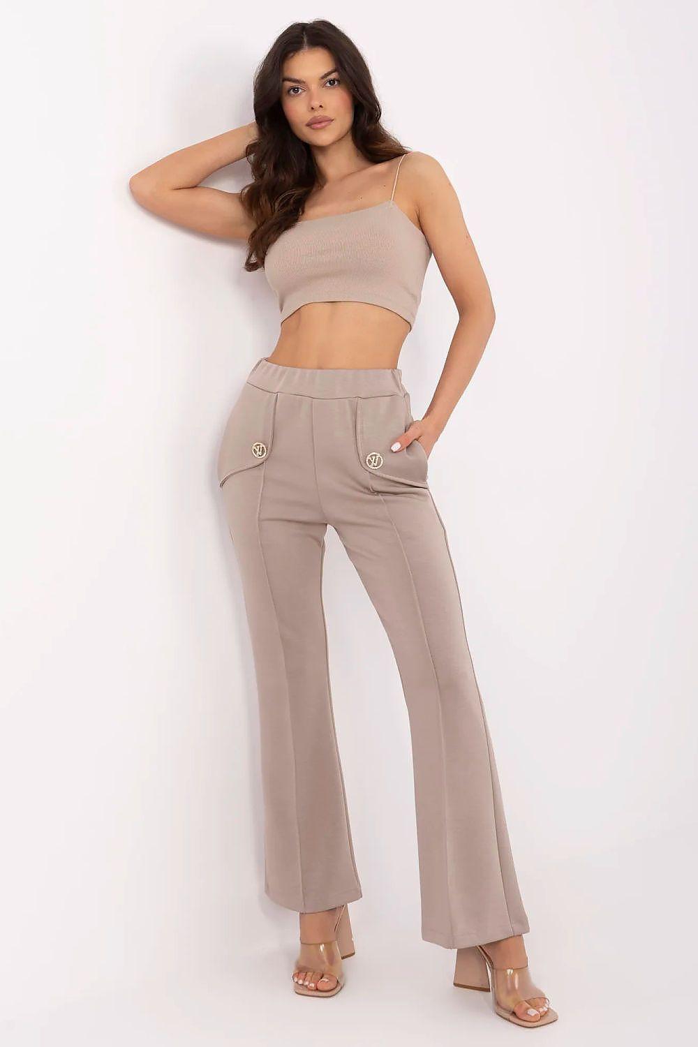 Beige tracksuit trousers with elastic waist, drawstring, side pockets, wide-leg fit