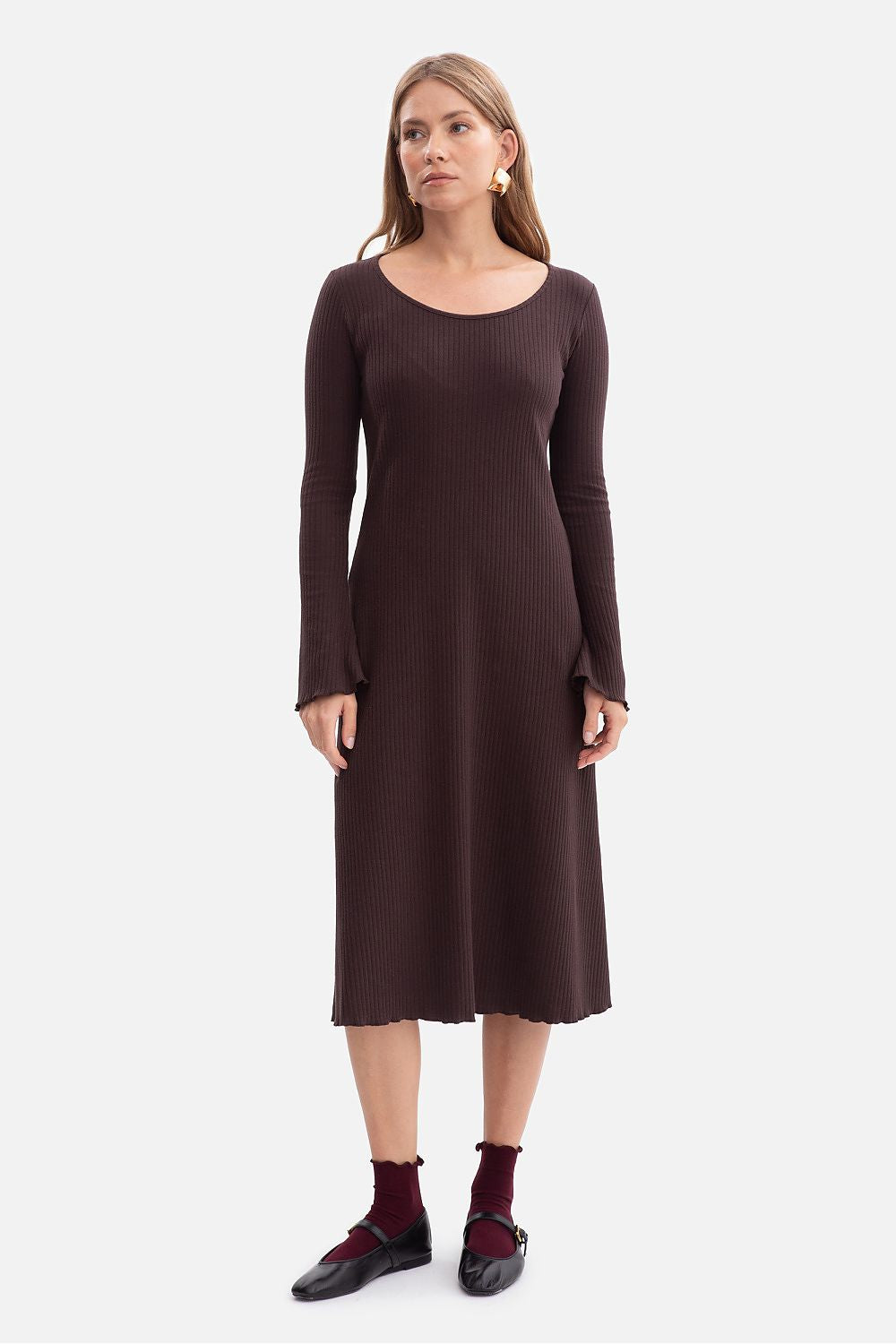 Ribbed daydress with long sleeves and scoop neck, midi wavy hem in dark brown