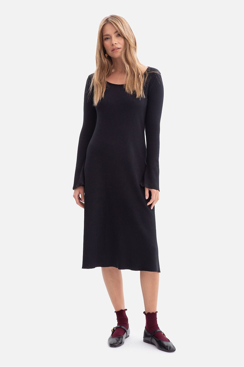 Ribbed daydress with long sleeves and scoop neck, midi wavy hem in black
