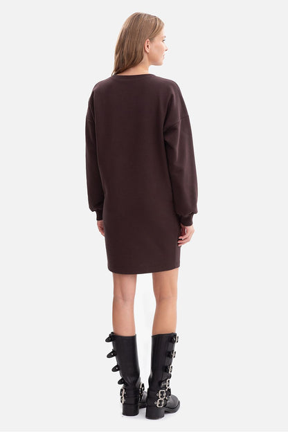 Oversized sweatshirt day dress in dark brown, back view with long sleeves and straight hem