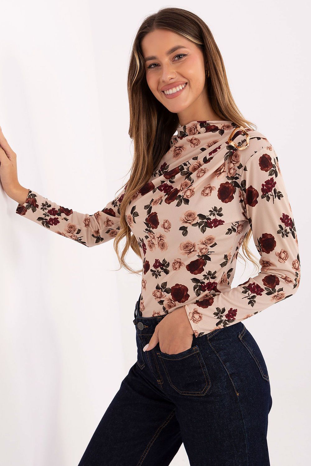 Fitted long-sleeve floral blouse, beige with dark red and pink rose print