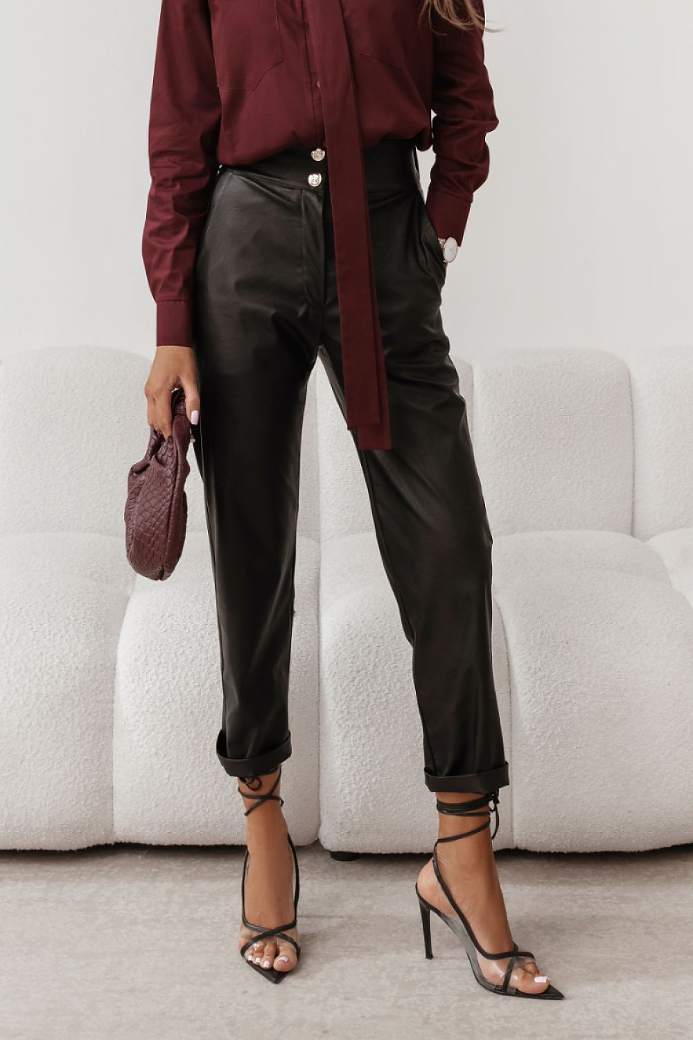 Women trousers in black, slim fit, ankle length, belt loops and cuffed hems
