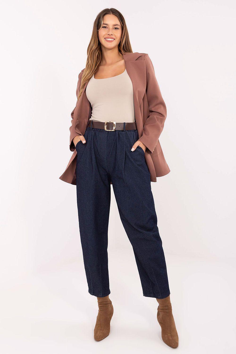 High-waist carrot jeans in navy blue with pleated front and tapered leg.