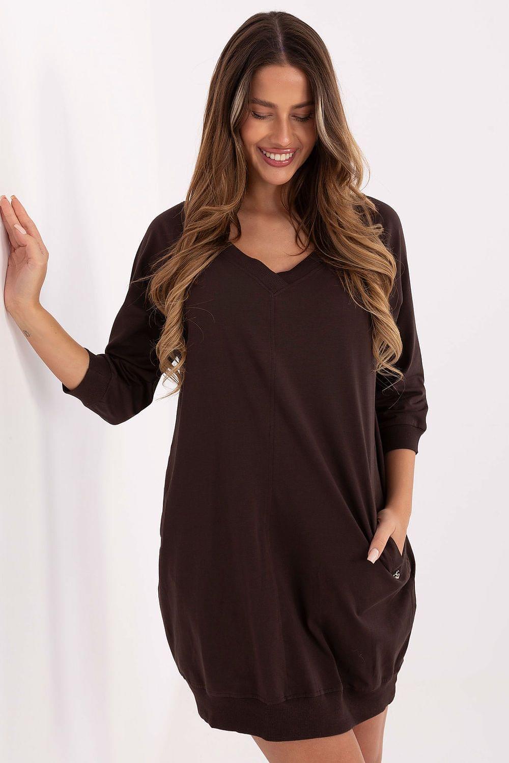 Relaxed dark daydress with V-neck, 3/4 sleeves, and side pockets