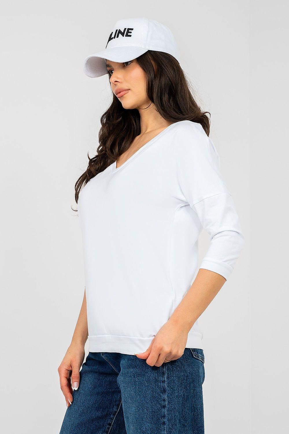 White blouse with V-neckline and 3/4 sleeves, relaxed fit hem