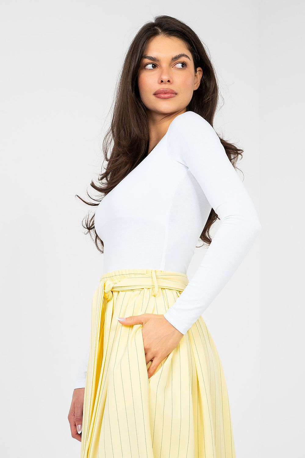 White long-sleeve scoop-neck blouse with fitted shape and smooth sleeve