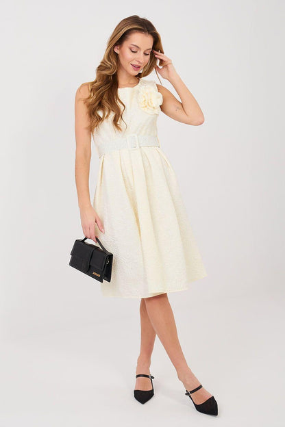 Cocktail dress front, sleeveless with round neckline, pleated skirt, light yellow textured
