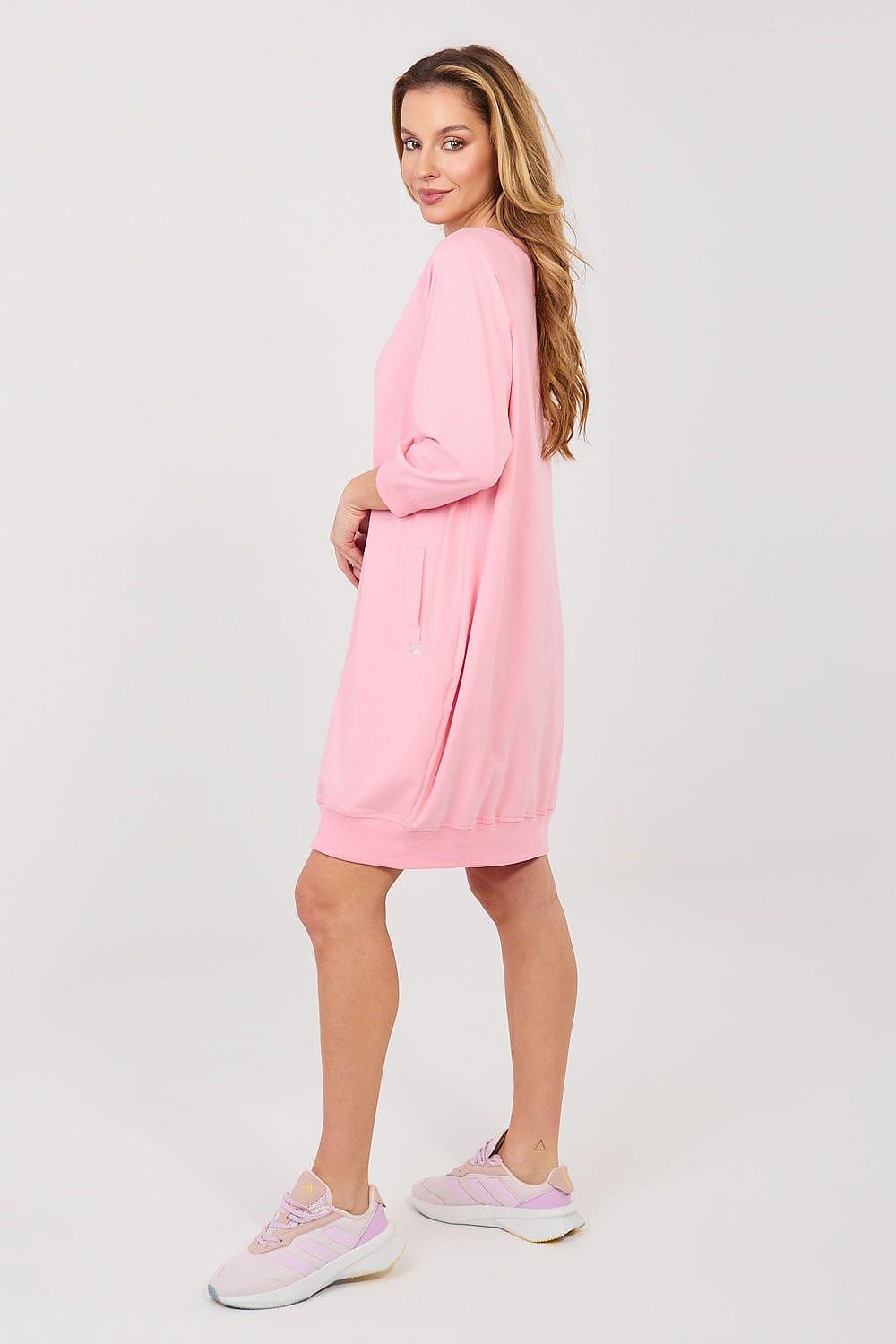 Pink daydress with V-neck and three-quarter sleeves, relaxed fit above the knee.