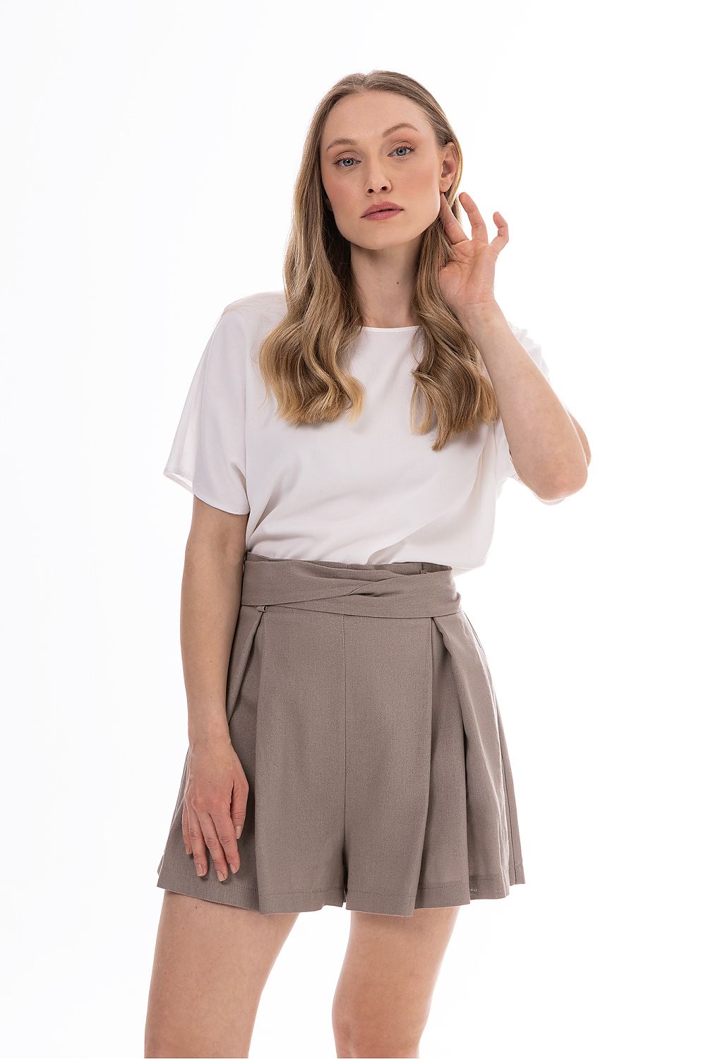 Taupe pleated shorts with belt loops and front pleats