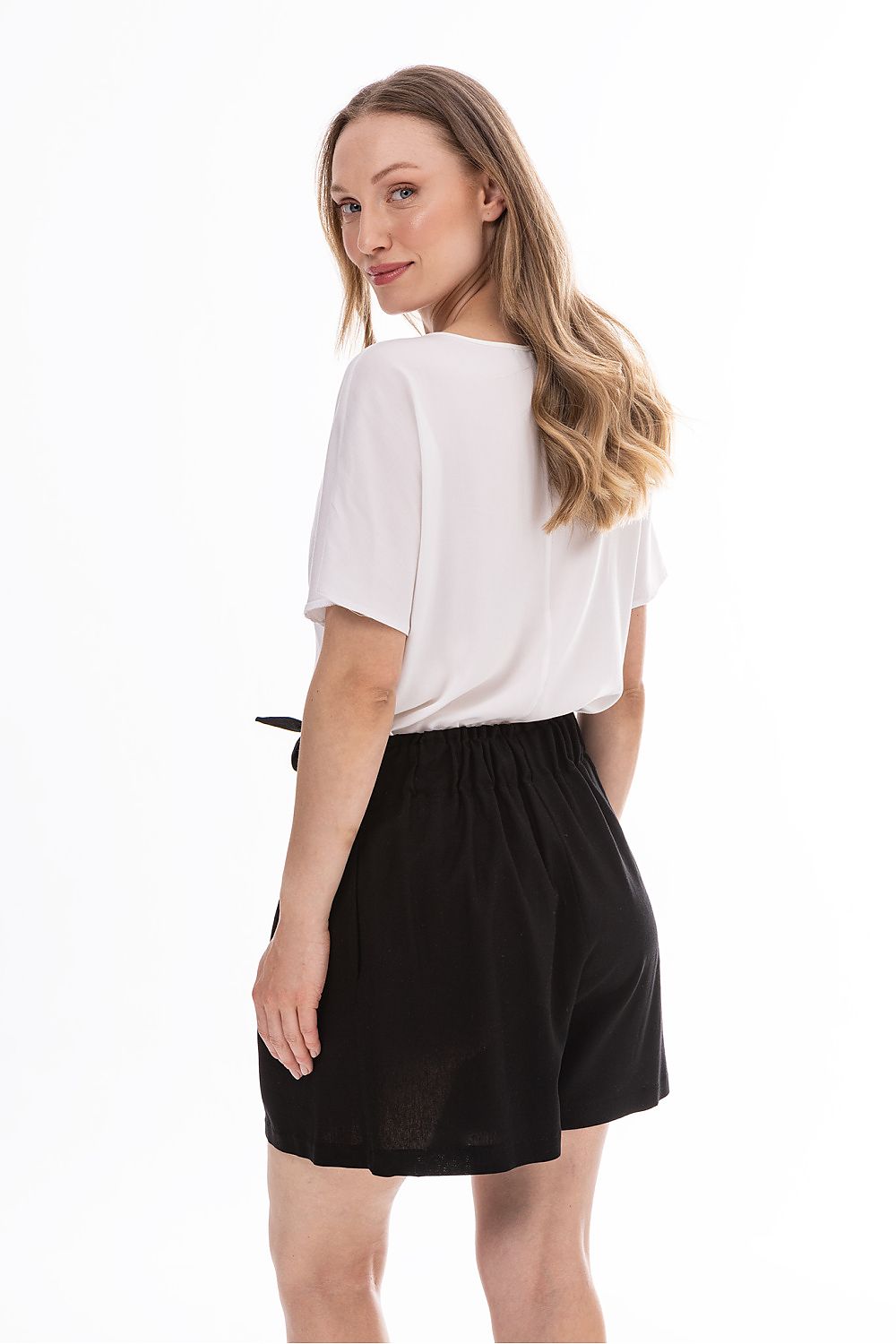 Black shorts with gathered waist and relaxed fit