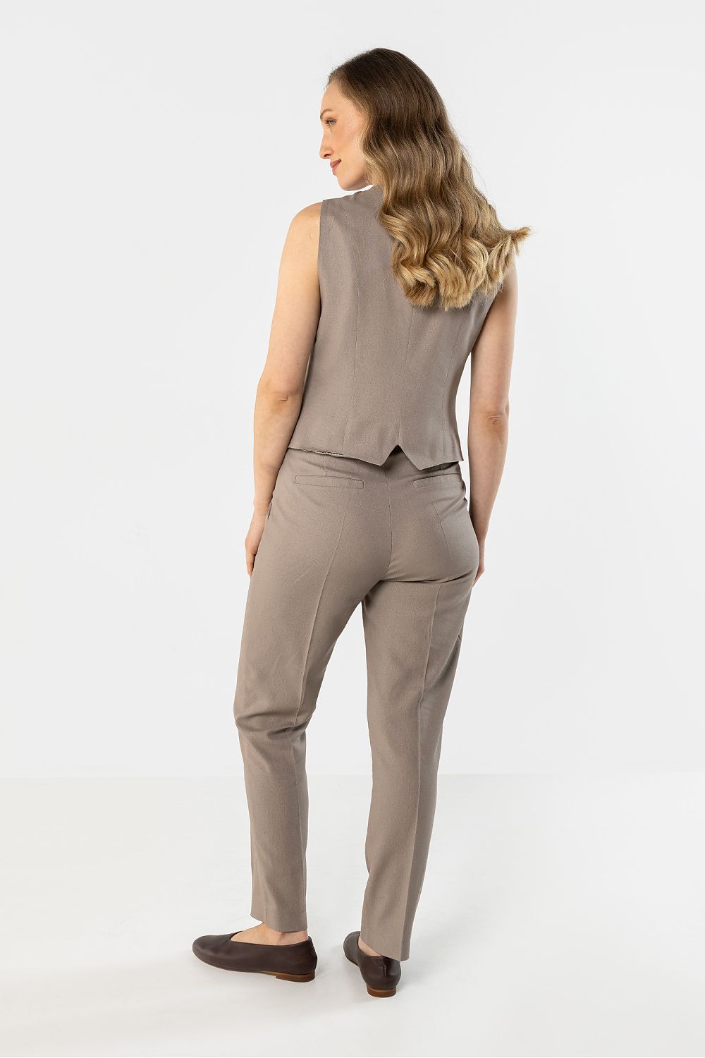 Women’s tailored trousers in taupe with tapered straight legs and stitched seams