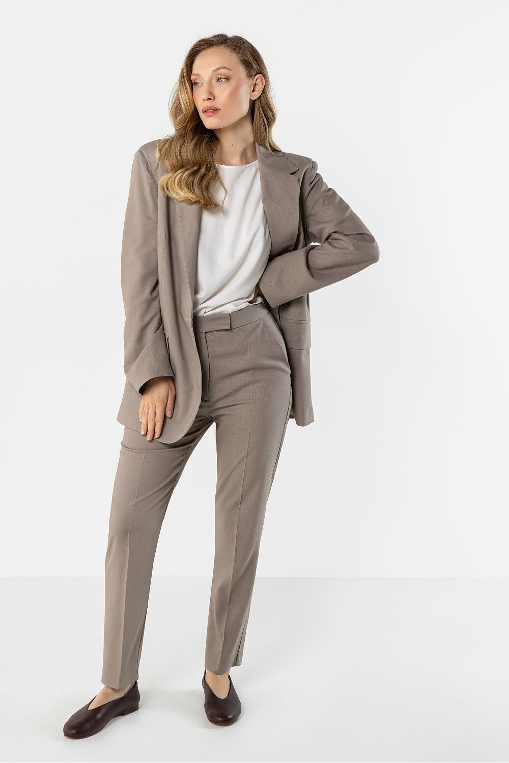Women’s tailored trousers in taupe with belt loops and ankle-length straight cut