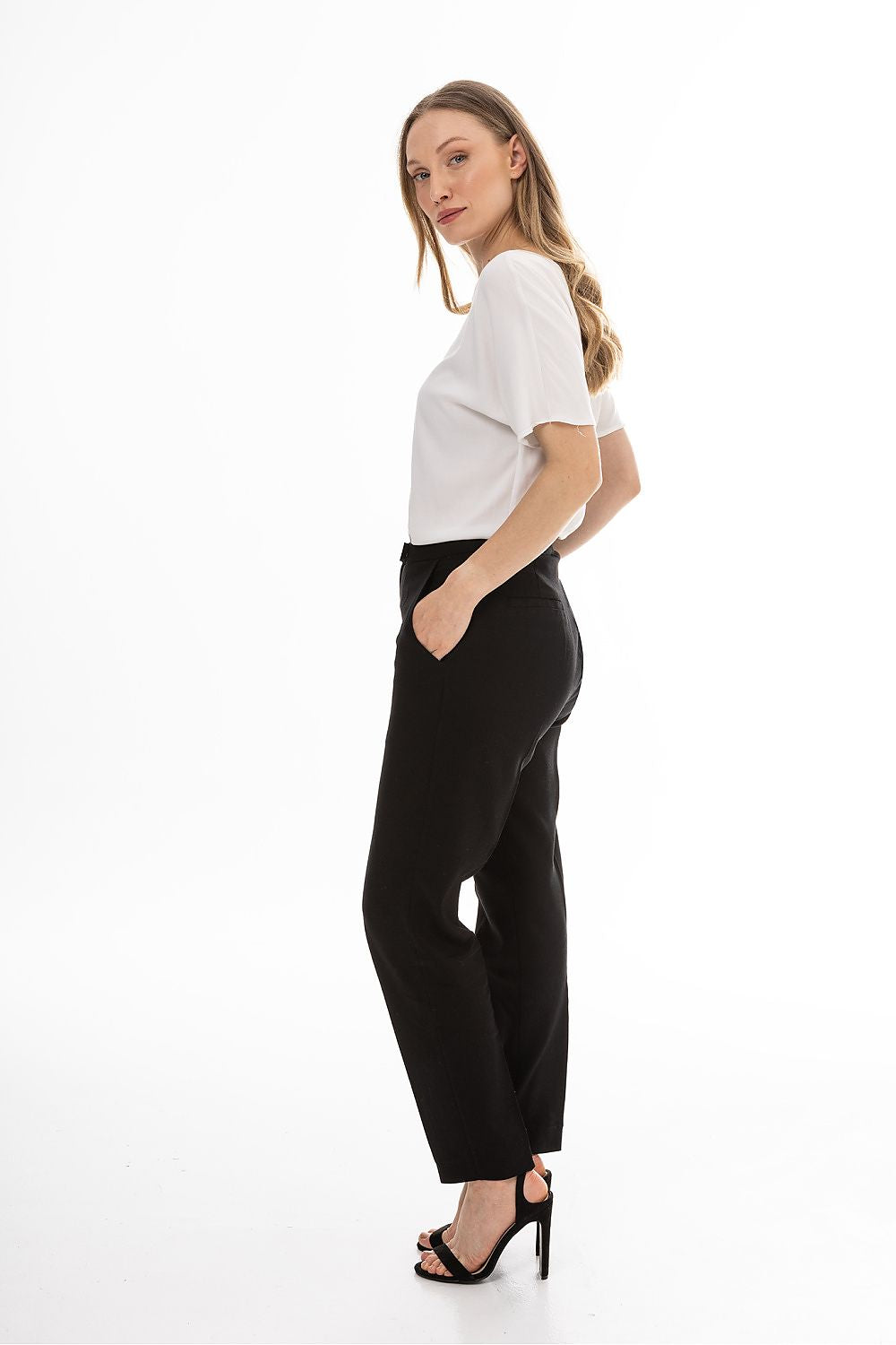 Women’s tailored trousers in black with a close fit, ankle hem, and side pockets