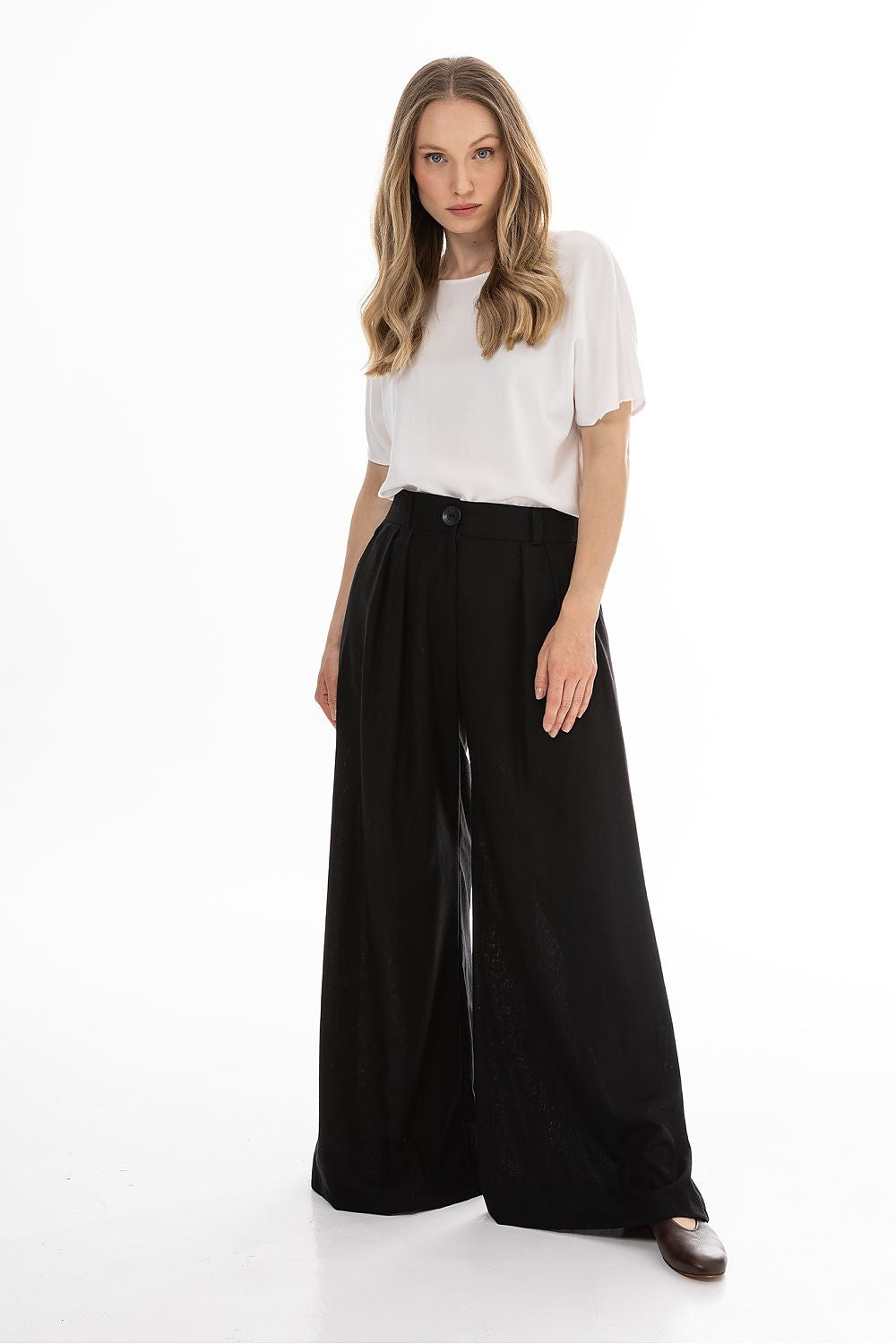 Awama women’s wide-leg trousers, black, high waist with button and pleats