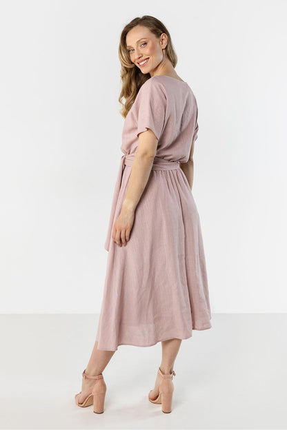Awama daydress in dusty pink with short sleeves and tie belt, midi length